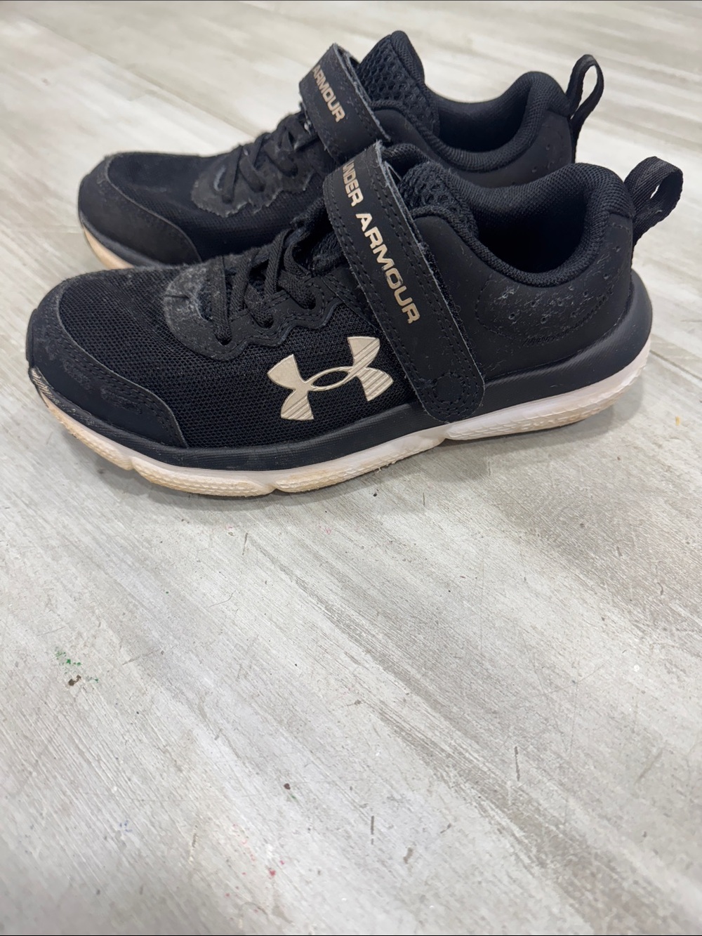 Boys Under Armour Sneakers, Size 1Y - Picture 3 of 8